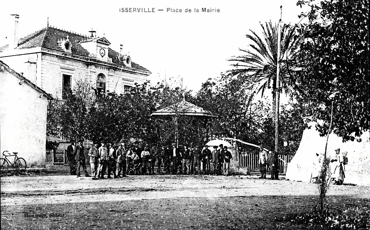 Isserville - Place de la Mairie.jpg